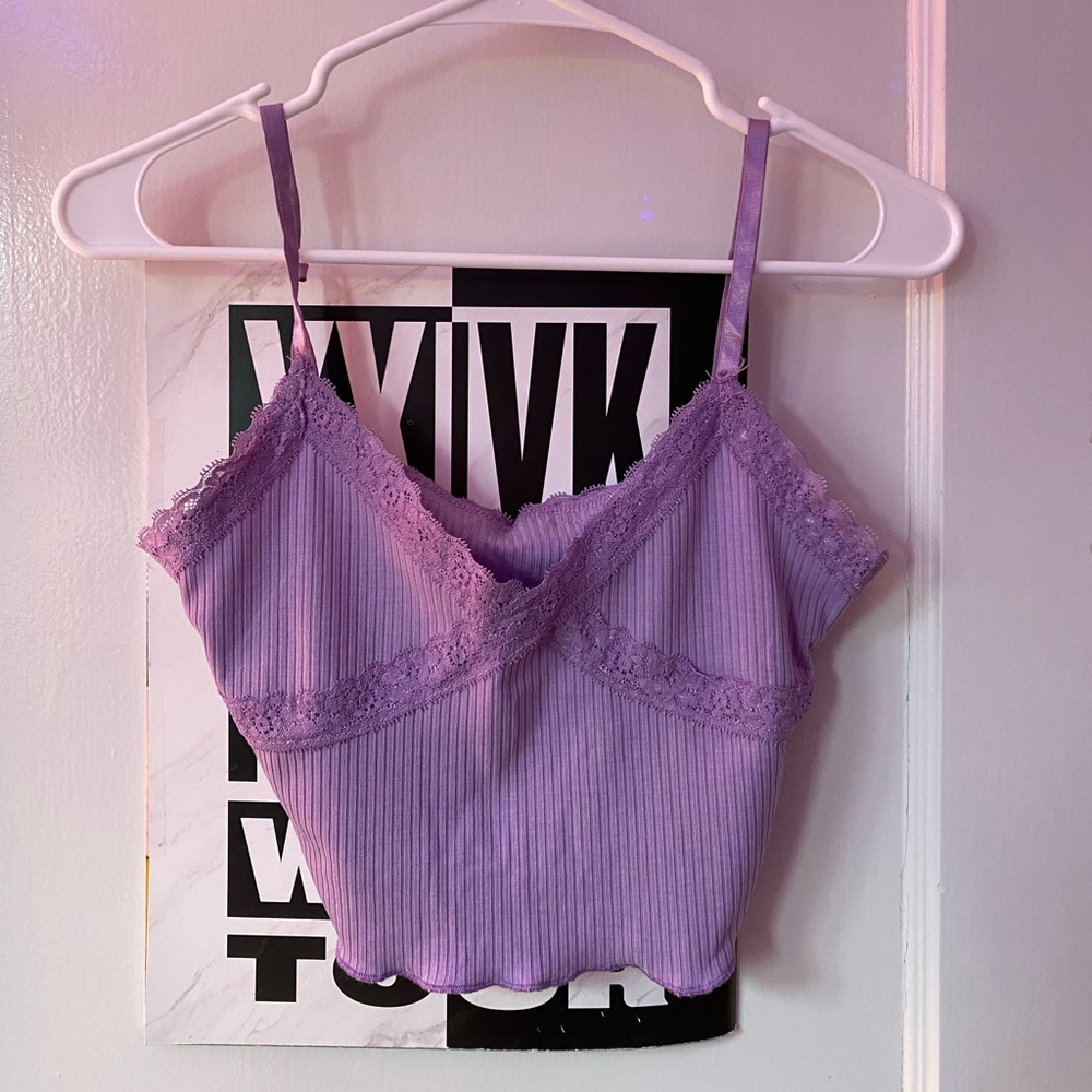 Pretty laced cropped tank!